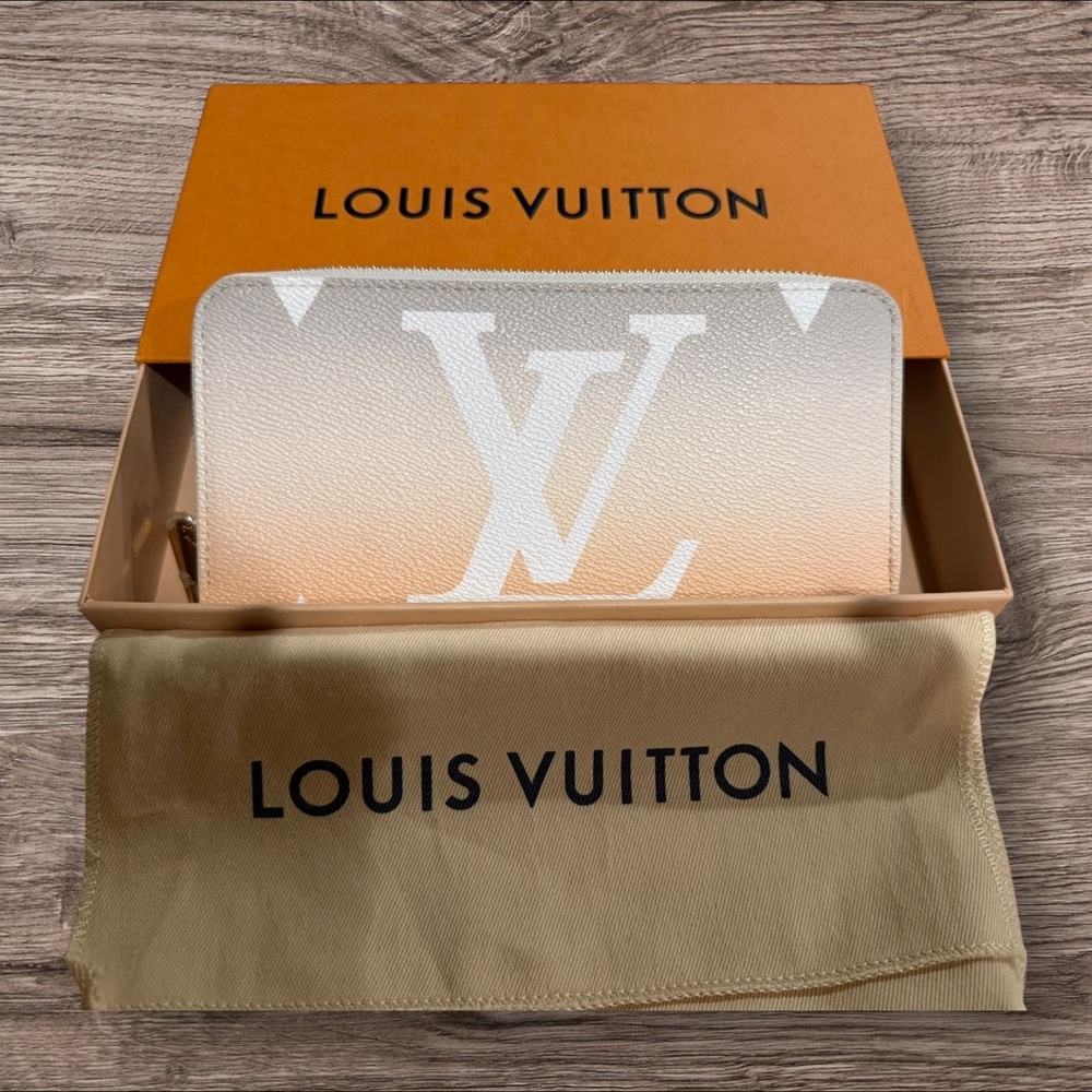 LOUIS VUITTON BY THE POOL LARGE ZIPPY WALLET MIST BRUME GIANT MONOGRAM